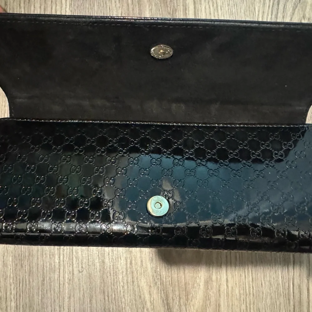 Gucci Glossy Black Patterned Clutch - Picture 3 of 4